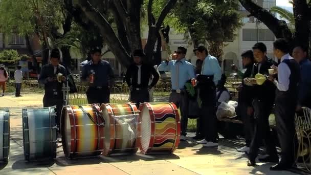 Paz Bolivia 2019 Musicus Gooit Bier Trommels Als Offer Aan — Stockvideo