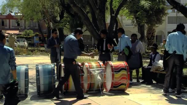ラパス ボリビア 2019 ボリビアで遊ぶ前にパチャママへのお土産としてビールをドラムの上に投げるミュージシャン — ストック動画