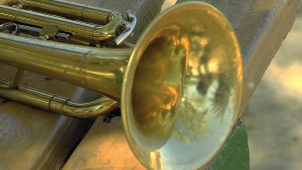 Dışarıdaki Tahta Masadaki Yaşlı Trompet Yakın Plan — Stok video