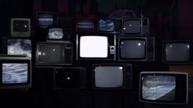 San Francisco, Amerika Birleşik Devletleri 'nde, uzaydan bakıldığı gibi, birçok 80' lerin televizyonunda. Mavi Koyu Ton. Yakınlaştır. NASA tarafından desteklenen bu videonun elementleri.  