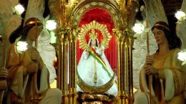 Quillacollo, Cochabamba / Bolivya - 08: 15 2019: Urkupia Bakiresi, sıklıkla Urkupina, Vibrant Bolivya Kutlamalarının Madonna 'sı. 