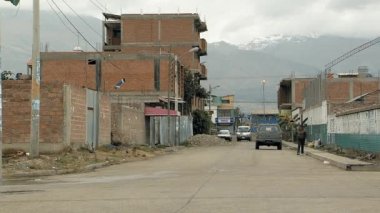 Cochabamba, Bolivya 'daki zavallı tuğla evler. And Dağları Arkaplanda. 