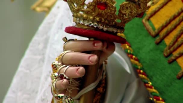 Cochabamba ボリビア 2019年08月15日 ボリビアのウルクピアの聖母の黄金の墓と宝石 パンショット クローズアップ — ストック動画