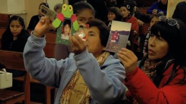 Quillacollo, Cochabamba / Bolivya - 08: 15 2019: Bolivya Kilisesi 'nde Bakire' ye Dua Eden Sadık İnsanlar. 