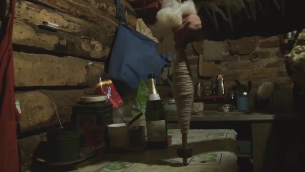 2019年10月9日至9日 阿根廷巴塔哥尼亚 一个男人在森林里的一个贫穷的小木屋里拿着传统的羊毛盒 — 图库视频影像