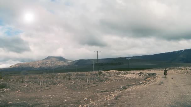 Patagonia Argentyna 2019 Dwóch Mężczyzn Jeździ Konno Dirt Road Patagonii — Wideo stockowe