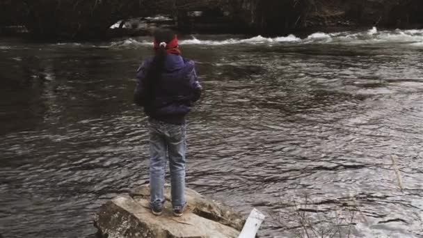 Patagonia Argentina 2019 Giovane Ragazza Piedi Una Riva Del Fiume — Video Stock