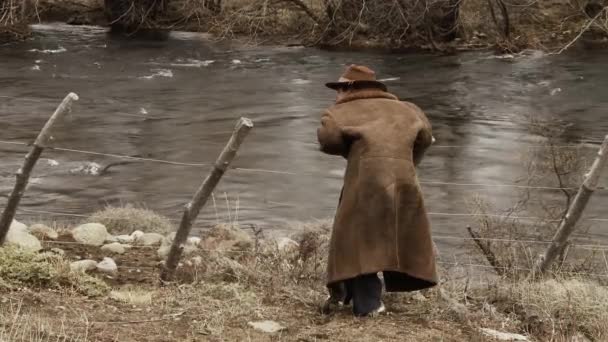 Patagonia Argentina 2019 Niño Joven Con Una Chaqueta Big Brown — Vídeo de stock