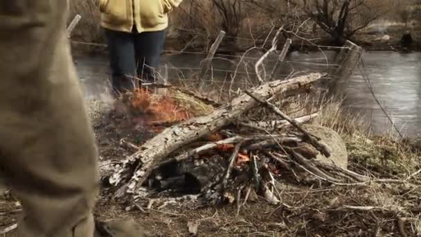 Άνθρωποι Στέκονται Κοντά Μια Φωτιά Μια Χειμωνιάτικη Μέρα Στην Όχθη — Αρχείο Βίντεο