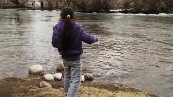 Патагонія Аргентина 2019 Андійська Дівчинка Риболовля Давньою Технікою Березі Річки — стокове відео