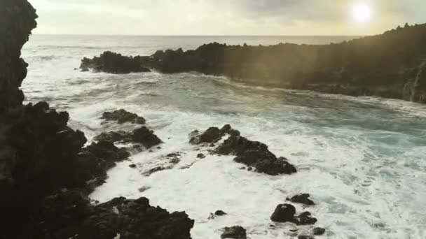 Wellen Brechen Den Klippen Vor Der Ana Kai Tangata Höhle — Stockvideo