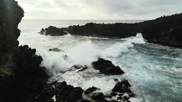 智利拉帕努伊岛靠近Hanga Roa的Ana Kai Tangata洞穴前悬崖处的波浪破裂 太平洋 — 图库视频影像