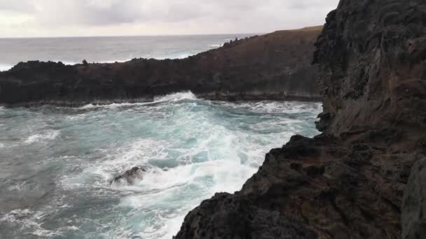 智利拉帕努伊岛靠近Hanga Roa的Ana Kai Tangata洞穴前悬崖处的波浪破裂 太平洋 — 图库视频影像