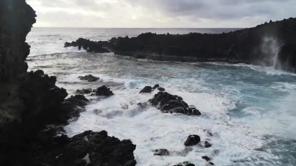 Waves Breaking Cliffs Front Ana Kai Tangata Cave Hanga Roa — Wideo stockowe