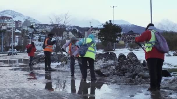 Ushuaia Argentinië 2019 Gemeentelijke Arbeiders Verwijderen Van Sneeuw Straat Ushuaia — Stockvideo