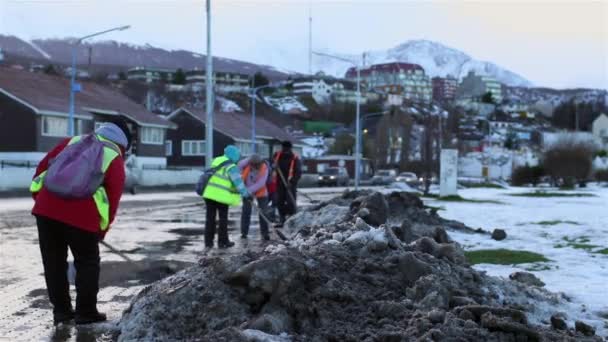 Ushuaia Argentina 2019 Trabalhadores Municipais Removendo Neve Rua Ushuaia Província — Vídeo de Stock