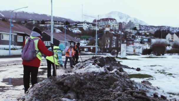 Ushuaia Argentinien 2019 Gemeindearbeiter Räumen Schnee Auf Der Straße Ushuaia — Stockvideo