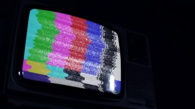 Renkli Çubuklu Eski Retro Televizyon. Bozuk televizyon. Düşük Açı Görünümü. Mavi Koyu Ton. 