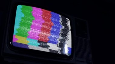 Eski TV Yeşil Ekran. Düşük Açı Görünümü. Yakınlaştır. Mavi Koyu Ton.  