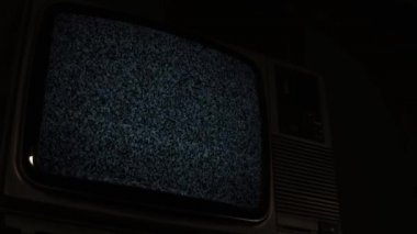 Krom yeşil ekranlı eski bir televizyon. Düşük Görünüm. Sepia Tone. Uzaklaş. Yeşil Ekranı istediğiniz görüntüyle ya da Resim ile Sonraki Efektler 'de tuş efekti ile değiştirebilirsiniz (özel efektlere bakın).  