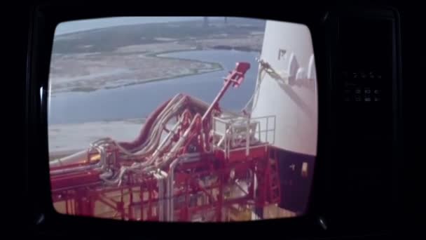 ヴィンテージ生の映像1969レトロテレビでアポロ11号土星Vロケットの打ち上げ ブルーダークトーン Nasaによって提供されたこのビデオの要素 — ストック動画