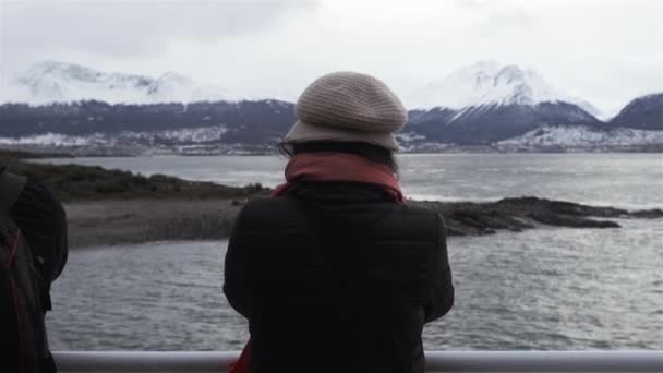 Mujer Asiática Joven Mirando Canal Beagle Patagonia Argentina Vista Posterior — Vídeo de stock