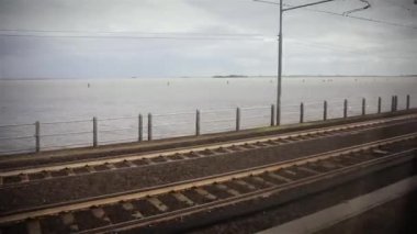 Venedik 'teki demiryolu köprüsü. Venedik, İtalya 'daki Köprü' den Tren Penceresinden Görünüm.  