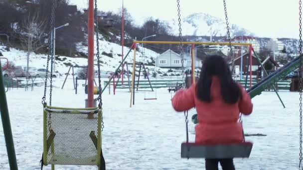 Meisje Swing Snowy Winter — Stockvideo
