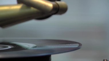 Eski Vinil Plakçı, Gramofon Şırıngası Plakta. Yakın plan.