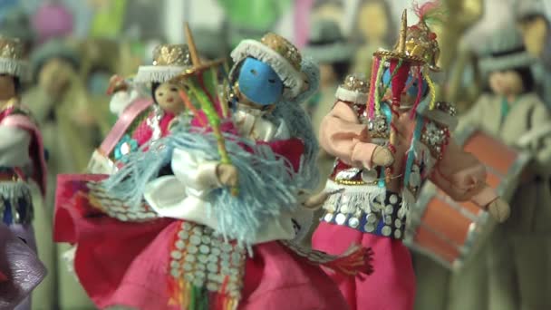 ラパス ボリビア 2019年9月10日 ラパスの博物館にあるカーニバル人形と古いおもちゃは ボリビアのダンス ディアブラダ パレード中の悪魔のダンスを上演するボリビアのダンサーを代表しています クローズアップ — ストック動画
