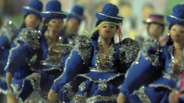 La Paz / Bolivya - 09 10 2019: La Paz 'daki Carnival Dolls ve Old Toys, Bolivya' daki Bolivya Dansçılarını temsil ediyor. Yakın plan. 