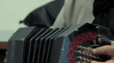 La Paz, Bolivya 'da eski bir konser veren adam. Yakın plan.  