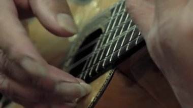 La Paz, Bolivya 'da Charango (Andean Müzik Enstrümanı) çalan adam. Yakın plan. 