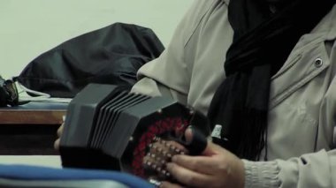 Erkekler La Paz, Bolivya 'da Geleneksel Müzik Enstrümanları ile Müzik Çalıyor. Yakın plan. Görüntü.  