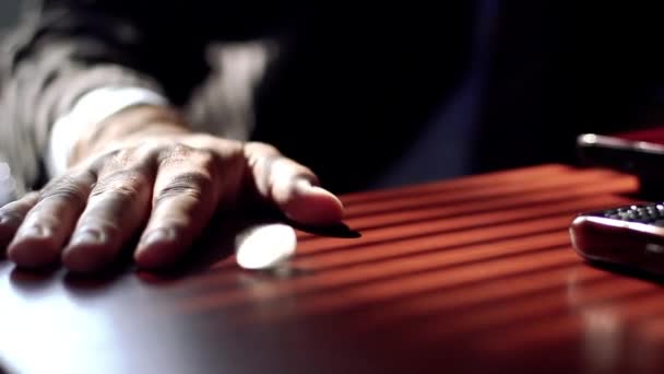 Der Gelangweilte Mann Spielt Mit Einer Münze Bei Der Arbeit — Stockvideo