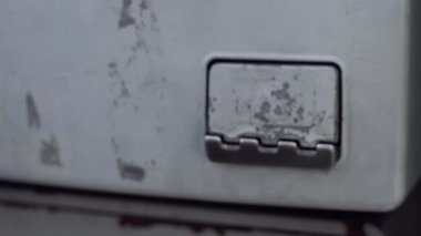 Arjantin, Buenos Aires 'teki eski bir sokak telefonundan Arjantin sikkelerini toplayan Kadın Eller. Yakın plan. 