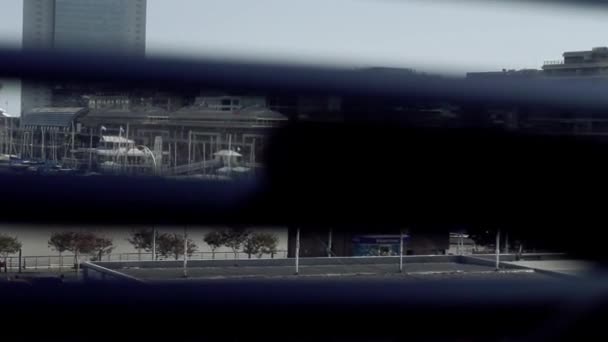 男性的手打开窗户百叶窗的裂缝 Puerto Madero Buenos Aires Argentina Background — 图库视频影像