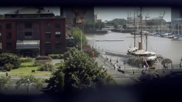 Mano Masculina Abriendo Una Grieta Las Persianas Ventana Puerto Madero — Vídeos de Stock