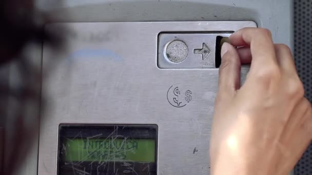 ブエノスアイレスの古い公衆電話小屋にコインを挿入する若い女性 クローズアップ — ストック動画