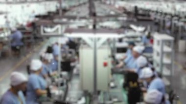 Fabrikadaki bulanık işçiler. Hızlı Hareket Görüntüsü. 