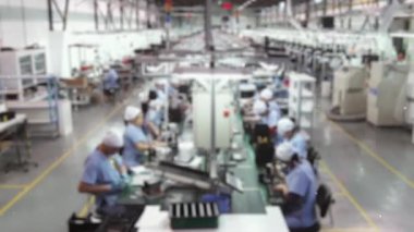 Fabrika Assembly Line 'da bulanık işçiler.