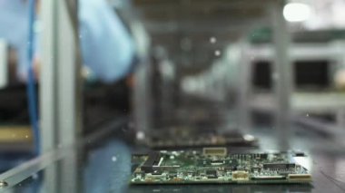 Bir Bilgisayar Fabrikasının taşıma bandındaki Elektronik Devre Tahtaları. 