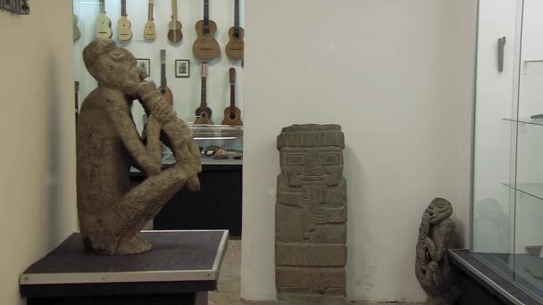 Zenészek Ősi Szobrai Fuvoláznak Bolíviai Paz Múzeumban — Stock videók