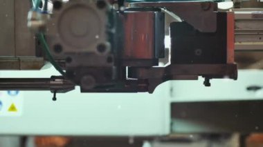 Robotik Kol Bakır Tüpü kesiyor. Hızlı Hareket. 