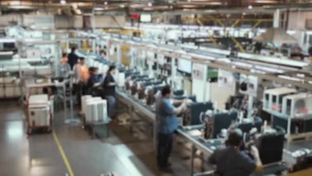 Θολωμένοι Εργαζόμενοι Στη Γραμμή Συναρμολόγησης Του Εργοστασίου — Αρχείο Βίντεο
