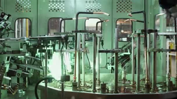 冷蔵庫工場での自動機械溶接銅管 — ストック動画