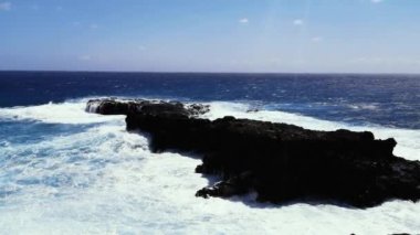 Eroded Lava Volkanik Kayası 'yla Sea Cliff ve Rocky Shoreline, Rapa Nui, Paskalya Adası, Şili.  