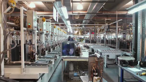 Ψυγείο Εργοστάσιο Εσωτερικών Εργάτες Που Κατασκευάζουν Ψυγεία Στο Εργοστάσιο Συναρμολόγησης — Αρχείο Βίντεο