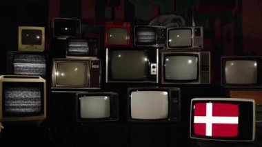 Retro TV 'ler ve Danimarka Ulusal Bayrağı. Yakınlaştır. 