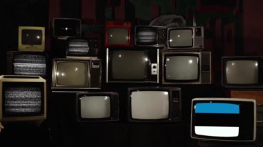 Retro televizyonlar ve Estonya Bayrağı. Yakınlaştır.